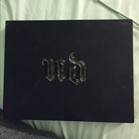 Urban Decay eyeshadow palette