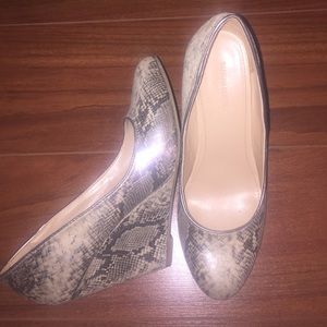 Banana republic snakeskin style wedge 7.5