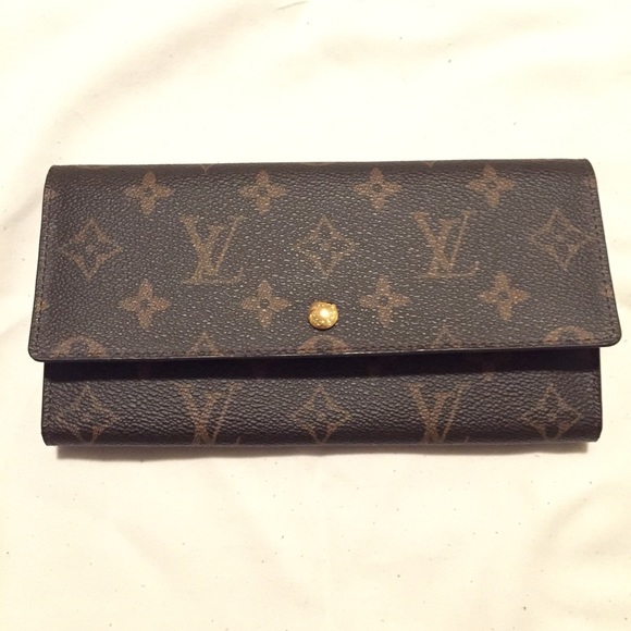 Louis Vuitton Clutches & Wallets - Final sale!!! Louis Vuitton Wallet😍
