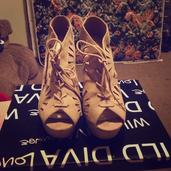 Gorgeous Beige/Nude/Tan Wedges