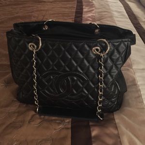 🎀BLACK QUILTED HAND BANG🎀