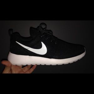 Black Nike Roche Runs 8
