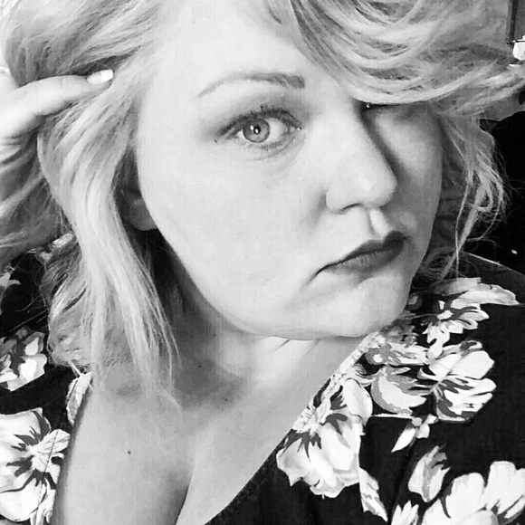 Meet your Posher, Tori - Picture 3 of 3