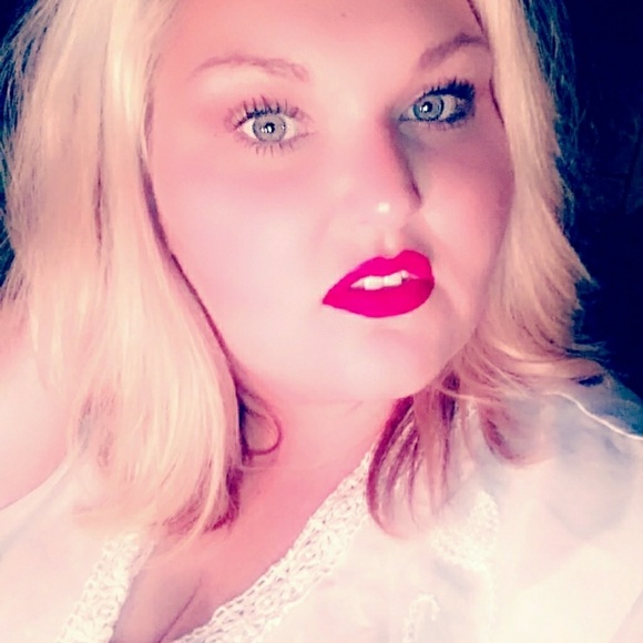 Meet your Posher, Tori - Picture 2 of 3