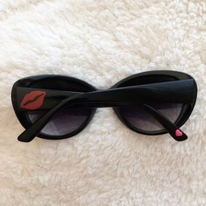 💋 Betsey Johnson Sunglasses 💋