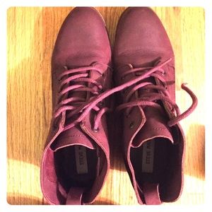 Steve Madden lace up shoe