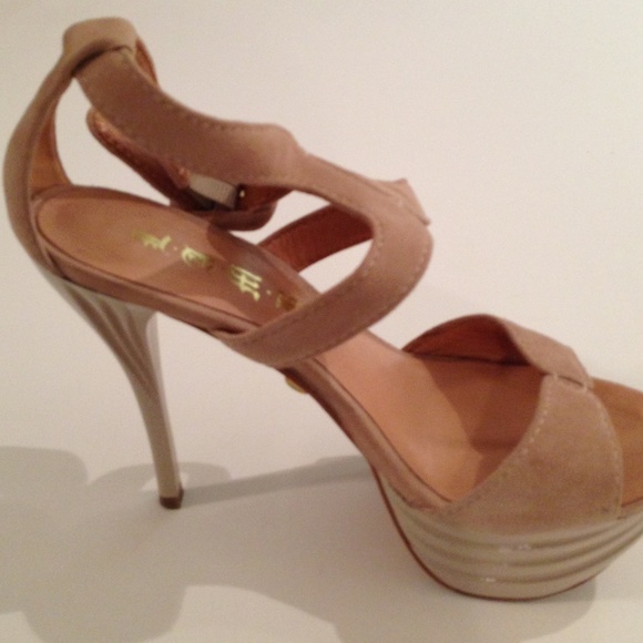 ❗SOLD!❗❤L.A.M.B. Gwen Stefani  🎉Host Pick - Picture 2 of 4