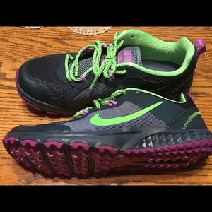 NEW women's size 9.5 NIKE sneakers