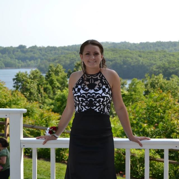 Meet your Posher, Caitlin - Picture 1 of 1