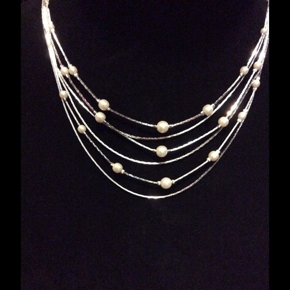 THE ICING Jewelry - Beautiful simulated pearls and Silver necklace