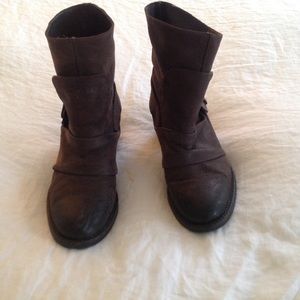 Vera Wang ankle nu buck brown boots