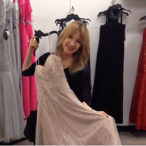 Meet your Posher, Shianna - Picture 3 of 3