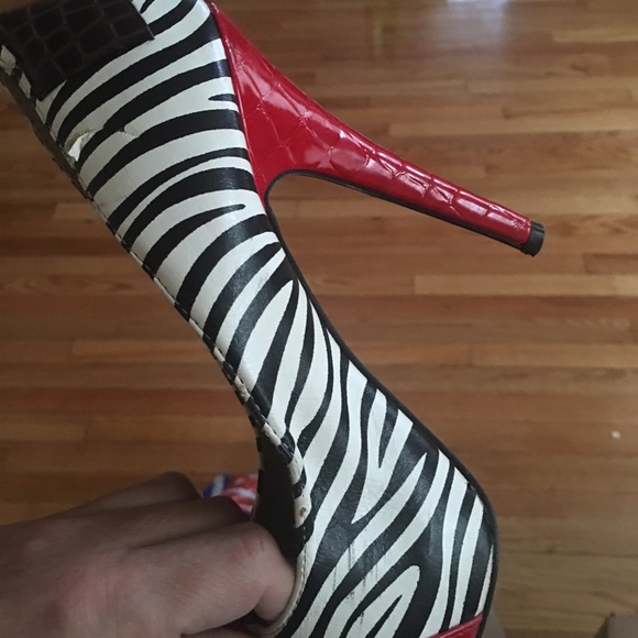 Zebra stripe shoes - Picture 2 of 4