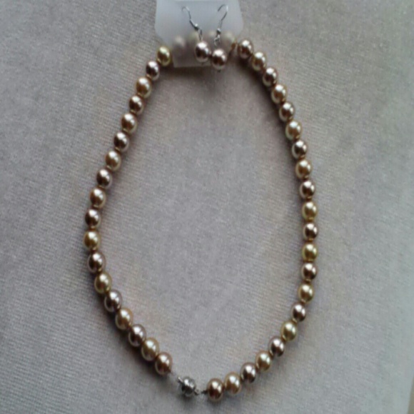 Gorgeous Golden tone Faux pearl necklace and earring set - Picture 1 of 3