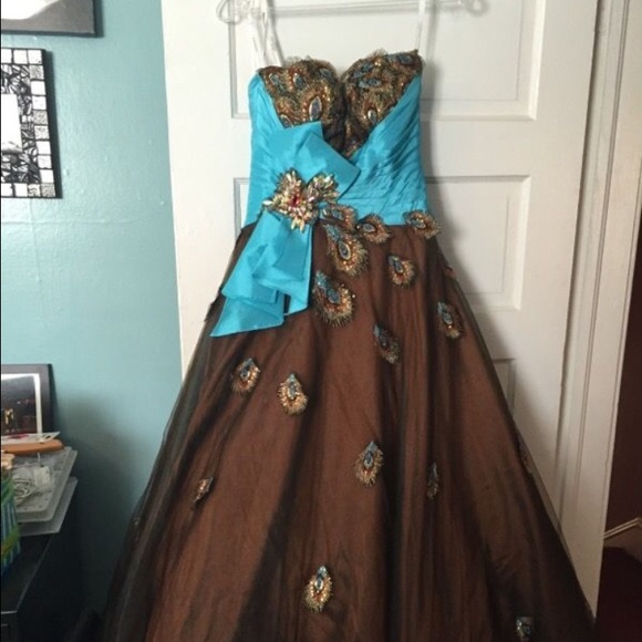 Peacock prom dress (size 4 but was altered small)