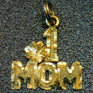 #1 MOM pendant