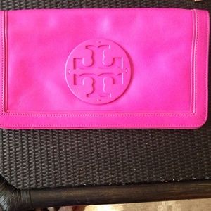 Tory Burch  Reva Clutch in Magenta