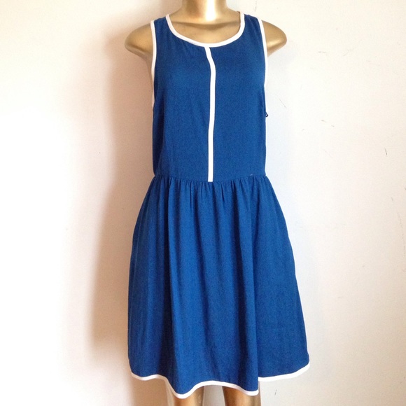 Dresses & Skirts - 🌹Adorable blue and white dress with pockets🌹