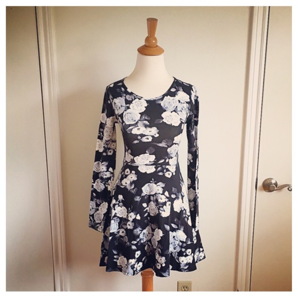 FOREVER 21 BLACK & WHITE ROSE PRINT DRESS SMALL