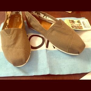 Toms NWT olive