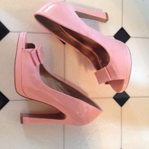 Peep toe baby pink pumps