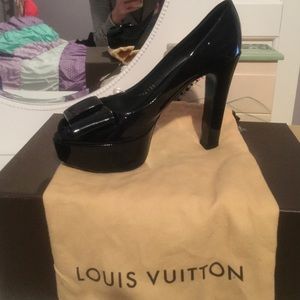 Louis Vuitton Sz 39 Black patent leather heels