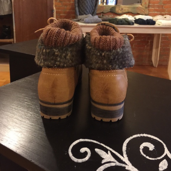 🚨SOLD🚨Tan boot - Picture 2 of 4