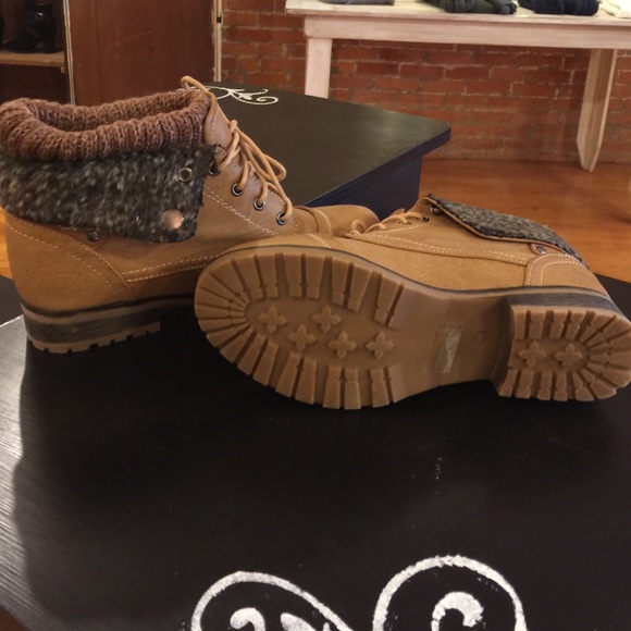 🚨SOLD🚨Tan boot - Picture 3 of 4