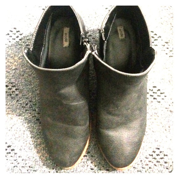 URBAN OUTFITTERS black leather ankle boots 7.5