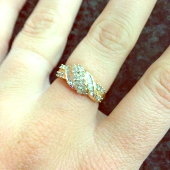 Valentine's SALE Size 7 10K gold ring DIAMONDS