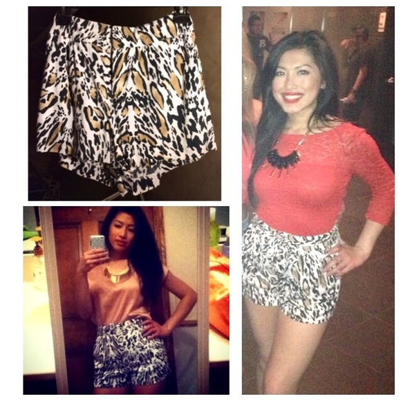 Mid waist Bebe leopard shorts