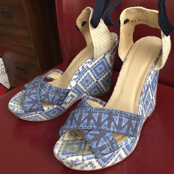Super cute lace up the leg wedges.