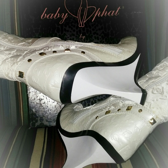 HEAD TURNING WHITE BOOT