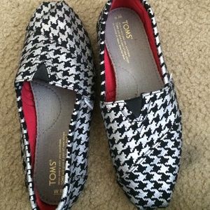 Silver and black patterned toms 10W W-wide