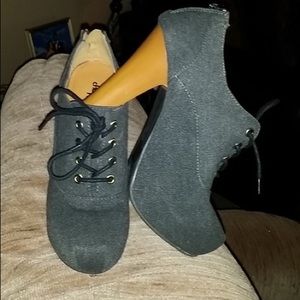 Gray Heels, excellent condition