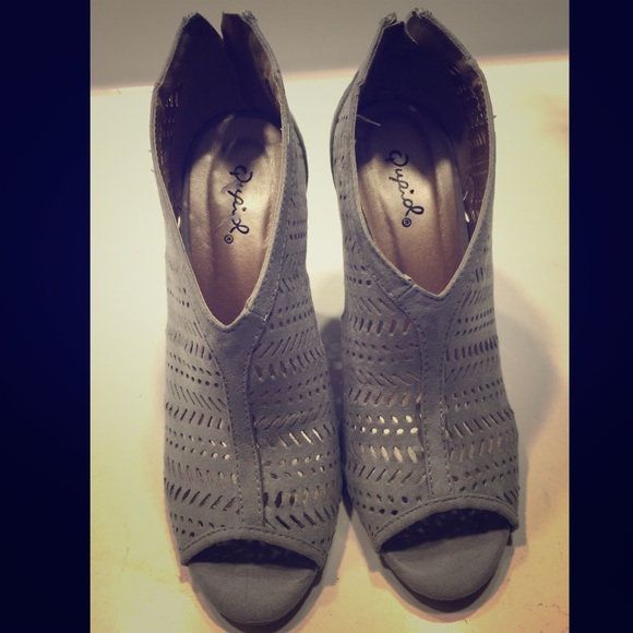 Qupid gray heels