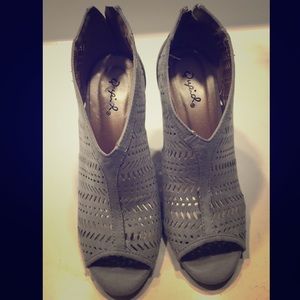 Qupid gray heels