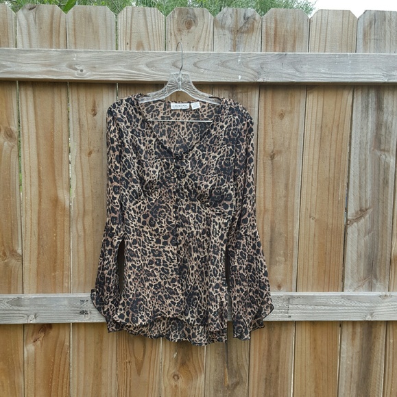 🐆Cheetah button up top🐆 - Picture 2 of 7