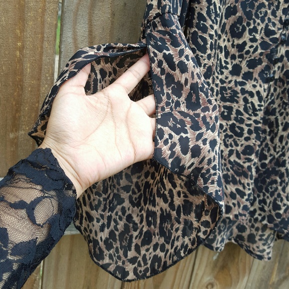 🐆Cheetah button up top🐆 - Picture 4 of 7