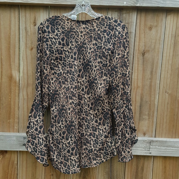 🐆Cheetah button up top🐆 - Picture 5 of 7