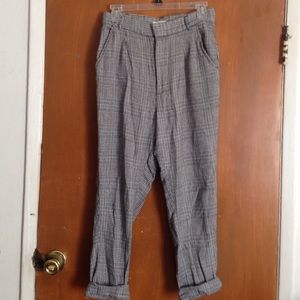 Not available. Checkered classy loose pants.