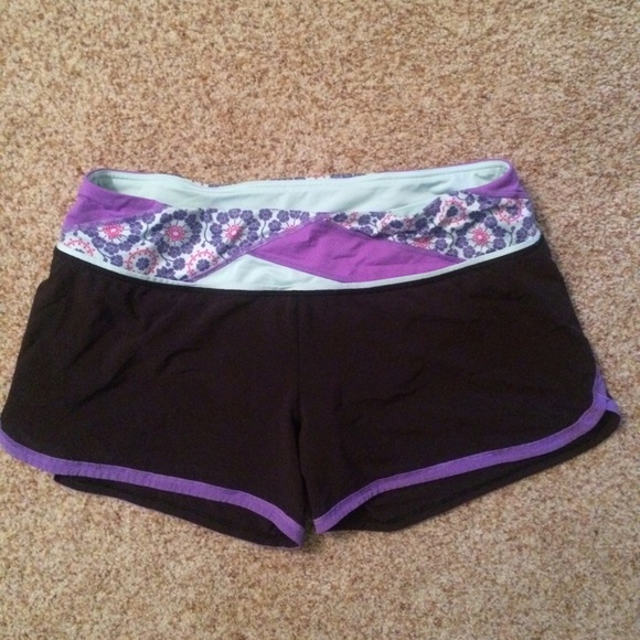 lululemon athletica Pants - Lululemon groovy run shorts w/ back zipper pocket