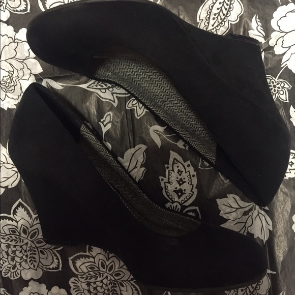 Fergie Suede Black Pumps