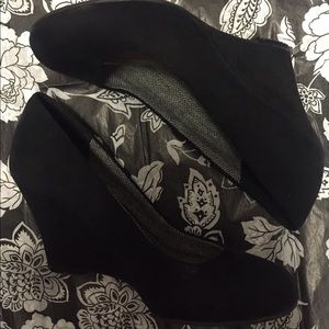 Fergie Suede Black Pumps