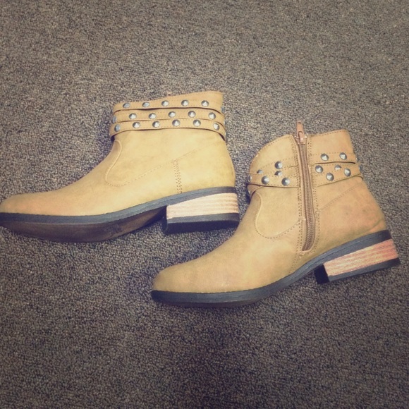 Adorable Taupe ankle boots