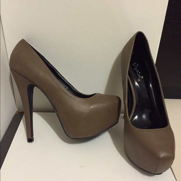 Taupe pumps size 6
