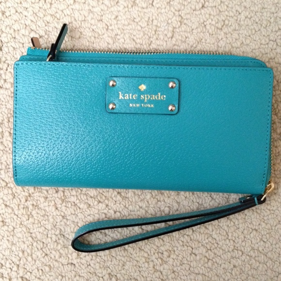 ❄️🎀Kate Spade Layton Wallet w/ wrist strap🎀💕