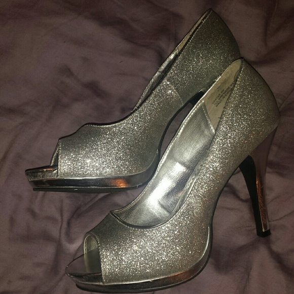 SPARKLY SILVER HEELS!