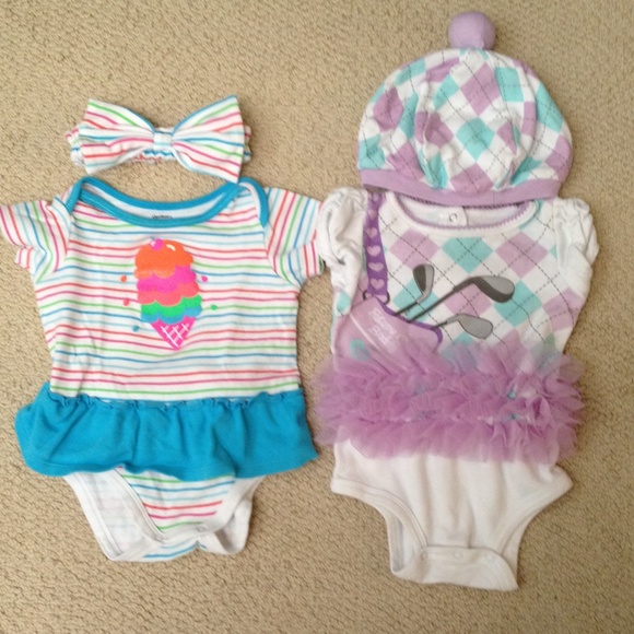 🛑SOLD🛑💝6-12 months Onesie with matching hat