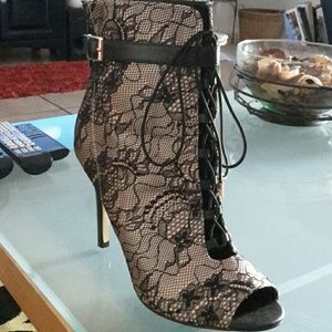 GORGEOUS Lace Bootie!